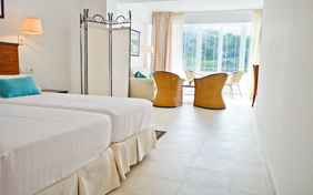 Beispiel einer Grand Suite mit Panoramafenster zum Meer